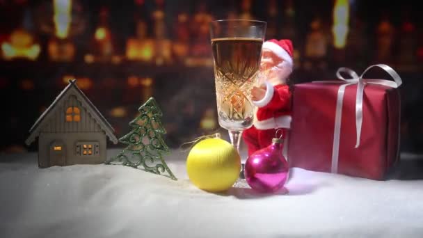 Sklenka Šampaňského Vánoční Výzdobou Tradiční Zimní Dovolená Alkohol Pít Sněhu — Stock video