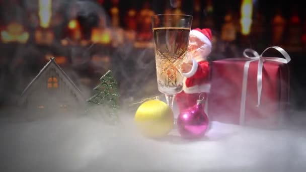Бокал Шампанского Рождественским Декором Традиционный Зимний Праздничный Алкогольный Напиток Снегу — стоковое видео