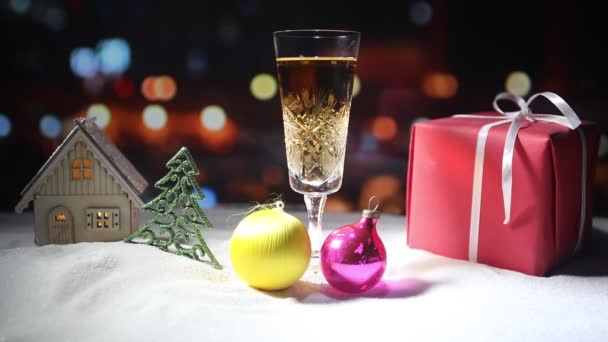 Bir Bardak Şampanya Noel Dekorasyonu Ile Geleneksel Kış Tatil Alkol — Stok video