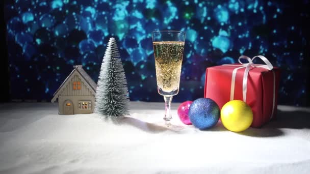 Bicchiere Champagne Con Decorazione Natalizia Bevanda Alcolica Vacanza Invernale Tradizionale — Video Stock