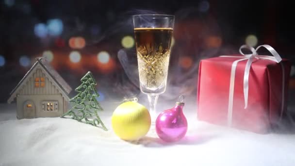 Glas Champagne Med Juldekoration Traditionell Vinter Semester Alkohol Dricker Snö — Stockvideo