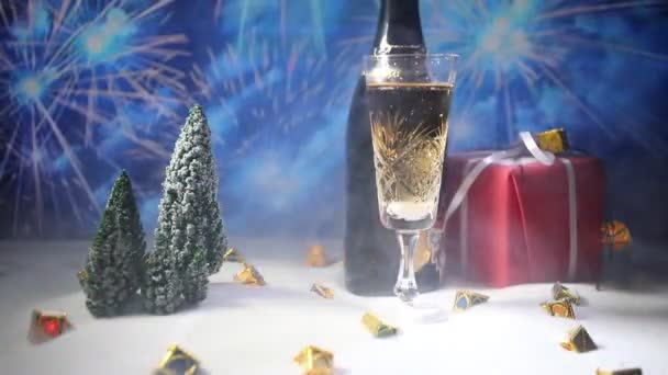 Glas Champagne Med Juldekoration Traditionell Vinter Semester Alkohol Dricker Snö — Stockvideo