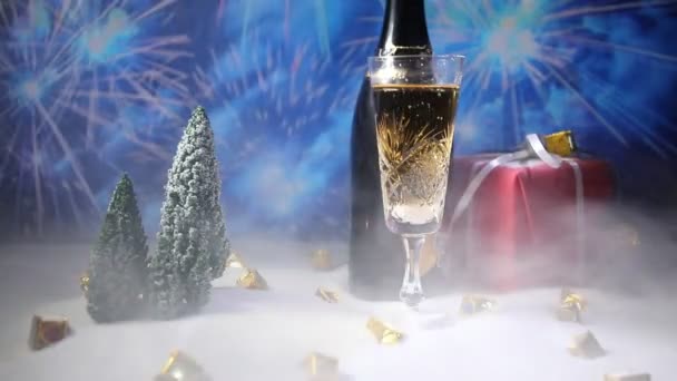 Glas Champagne Med Juldekoration Traditionell Vinter Semester Alkohol Dricker Snö — Stockvideo