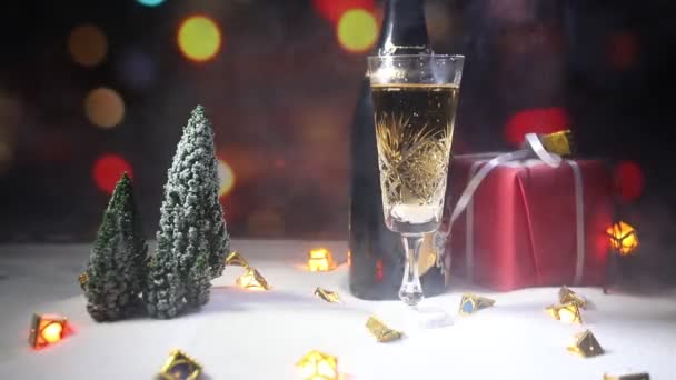 一杯带圣诞装饰的香槟 传统的寒假酒精饮料在雪与创造性的新年艺术品 复制空间 — 图库视频影像