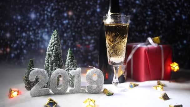 クリスマスの装飾とシャンパンのグラス 伝統的な冬の休日のアルコールは 雪の中で新年の創造的アートワークで飲みます コピー スペース — ストック動画