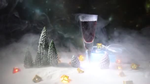 Copo Vinho Com Decoração Natal Vinho Tinto Vidro Cristal Neve — Vídeo de Stock