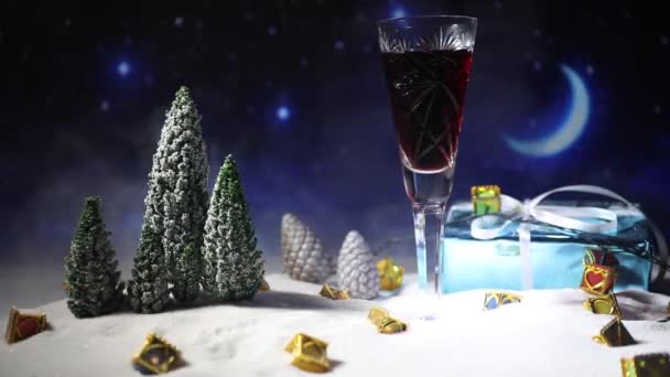 Copa Vino Con Decoración Navideña Vino Tinto Cristal Sobre Nieve — Vídeos de Stock