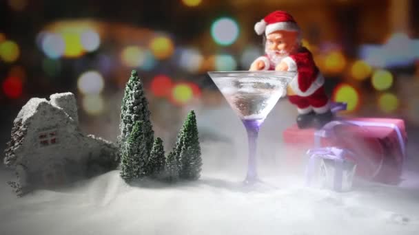冬のカクテル クリスマスのテーマやアイデア クリスマスの飲み物のレシピとアルコール飲むと雪のシーン クリスマスの装飾 コピー スペースと雪でマティーニのグラス — ストック動画