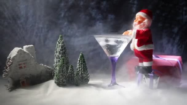 冬季鸡尾酒 酒精饮料和雪的场景与圣诞节的主题或想法和食谱的圣诞饮料 玻璃马提尼在雪与圣诞节装饰 复制空间 — 图库视频影像
