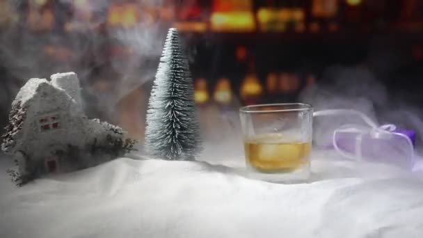 Vidrio Con Whisky Nieve Con Obras Arte Decoración Navidad — Vídeo de stock