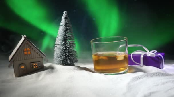 Стекло Виски Снегу Художественным Оформлением Рождества — стоковое видео