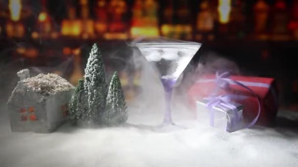 冬季鸡尾酒 酒精饮料和雪的场景与圣诞节的主题或想法和食谱的圣诞饮料 玻璃马提尼在雪与圣诞节装饰 复制空间 — 图库视频影像