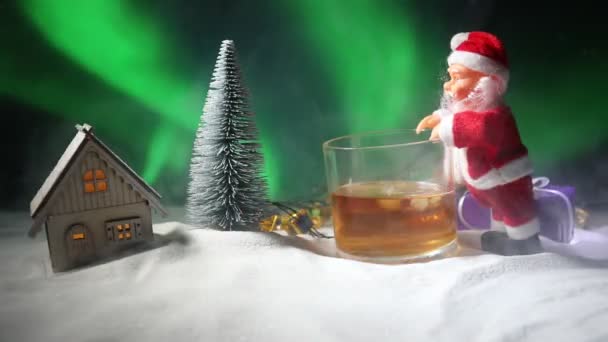 Vidrio Con Whisky Nieve Con Obras Arte Decoración Navidad — Vídeos de Stock