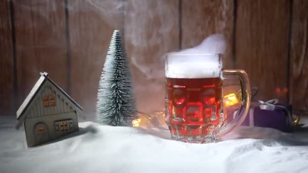 Taza Cerveza Con Decoración Navideña Vaso Cerveza Ligera Con Espuma — Vídeo de stock