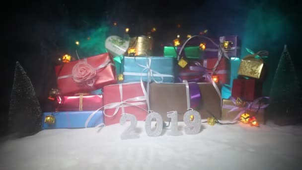 新年やクリスマス商戦のコンセプト キャンペーンを保存します サンタ クロース雪の上カート トロリーの運ぶ 背景にギフト ボックスのスタック ステッカーに記載されたテキストの空白 — ストック動画