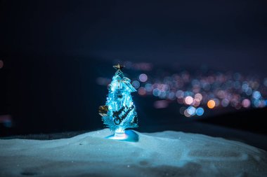 Noel süsleri. Güzel tatil ile kar köknar ağacı ayakta arka plan ve geleneksel tatil özniteliklerini süslenmiş. Seçici odak. Metniniz için boş alanı