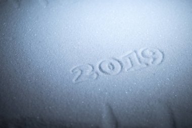 2019 kar üzerinde yazılı. Mutlu yeni yıl 2019. Metniniz için boş alanı. Resim dekorasyon