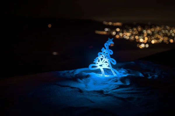Decorações Natal Árvore Abeto Neve Com Belas Férias Decoradas Fundo — Fotografia de Stock