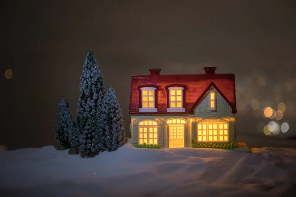 Kerstmis Nieuwjaar Miniatuur Huis Sneeuw Nachts Met Fir Tree Speelgoed — Stockfoto