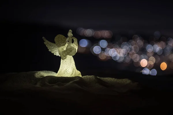 Рождественский Ангел Тусклом Свете Города Боке Ночью Заднем Плане Маленький — стоковое фото