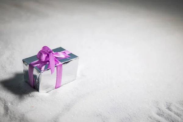Regalo Navidad Año Nuevo Con Cinta Nieve Sobre Fondo Bokeh — Foto de Stock