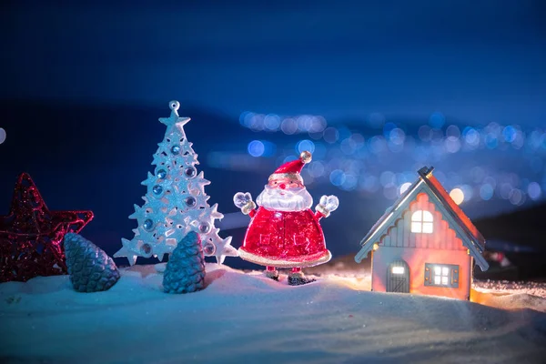 Weihnachtsdekoration Tanne Die Auf Schnee Steht Mit Wunderschönem Festlich Geschmückten — Stockfoto