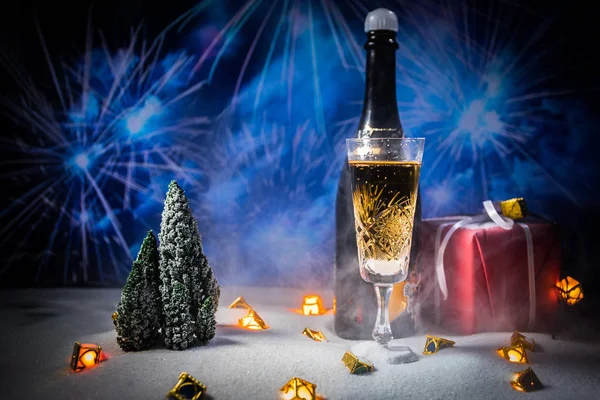 Bicchiere Champagne Con Decorazione Natalizia Bevanda Alcolica Vacanza Invernale Tradizionale — Foto Stock