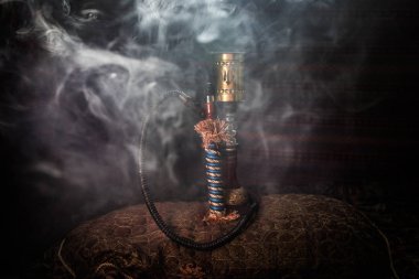 Nargile kömürü nargile kupa Arap iç de buhar bulutları yapma. Şark süsleme halı üzerinde. Şık oryantal shisha aydınlatmalı. Shisha reklam için. Seçici odak