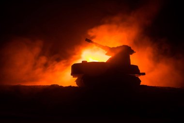 Savaş kavramı. Zırhlı Tank siluet aşağıda sisli yangın gökyüzü gece. Saldırı sahne. Oyuncak dekorasyon. Seçici odak