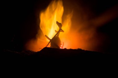 Uçak kazasında. Düşen helikopter yakma. Yok edilen helikopter. Kara ateş arka plan, oyuncak ile dekore edilmiştir. Seçici odak