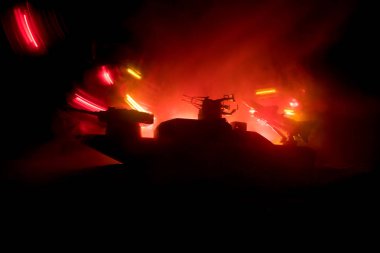 Deniz savaşı sahnesi. Karanlık sisli arka planda askeri savaş gemisinin silueti. Patlama ve yangın ile dramatik bir savaş sahnesi. Seçici odak