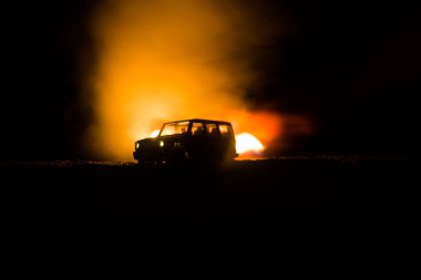 Koyu tonda sisli gökyüzü arka plan üzerinde roader jeep siluet. Araba ile gece ışık. Seçici odak