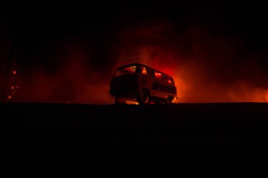 Koyu tonda sisli gökyüzü arka plan üzerinde roader jeep siluet. Araba ile gece ışık. Seçici odak