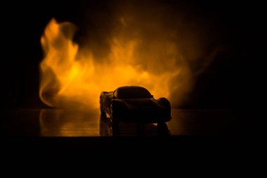 Arabada gölgeler ile düşük ışık veya spor araba koyu arka plan silüeti parlayan ışıklar. Seçici odak