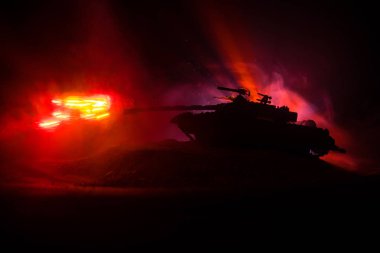 Savaş kavramı. Zırhlı Tank siluet aşağıda sisli yangın gökyüzü gece. Saldırı sahne. Oyuncak dekorasyon. Seçici odak
