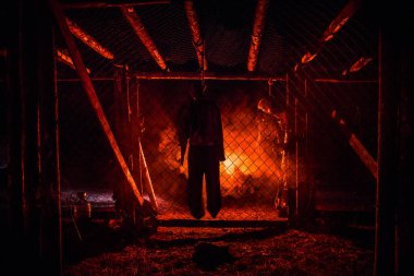 Korku görünümü siluet sis ile gece iskele üzerinde asılmış adam ve tonda ışık arka plan üzerinde. Yürütme (veya intihar) dekorasyon. Korku Cadılar Bayramı kavramı.