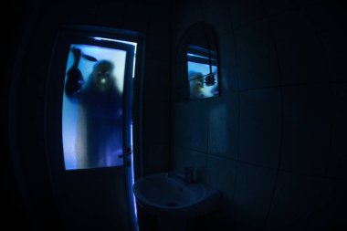 Korku penceresinde kadın silüeti. Korkunç Cadılar Bayramı kavramı bulanık silueti banyoda cadı