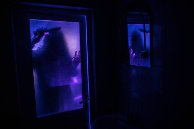 Korku penceresinde kadın silüeti. Korkunç Cadılar Bayramı kavramı bulanık silueti banyoda cadı