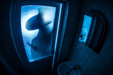 Korku penceresinde kadın silüeti. Korkunç Cadılar Bayramı kavramı bulanık silueti banyoda cadı