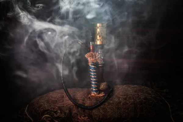水ギセル ホット石炭シーシャ ボウル アラビア内部で蒸気の雲を作るします カーペットに東洋の飾り バックライト付きのスタイリッシュな東洋の使者 シーシャの広告 選択と集中 — ストック写真
