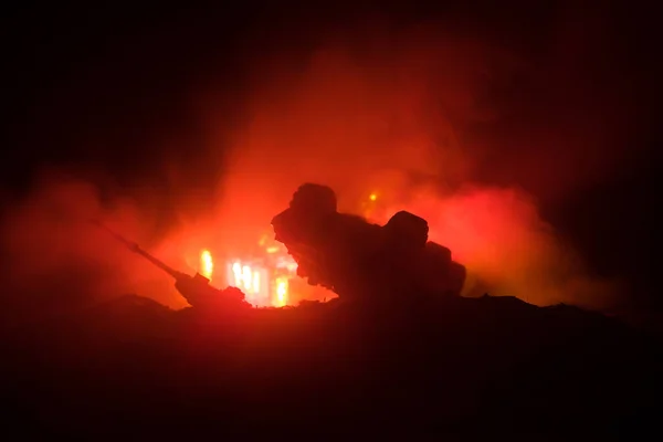 Концепция Войны Силуэт Танка Туманным Огненным Небом Ночью Сцена Нападения — стоковое фото