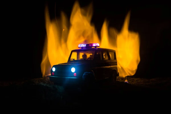 Politieauto Achtervolgt Nachts Een Auto Met Mist Achtergrond 911 Noodhulpdiensten — Stockfoto