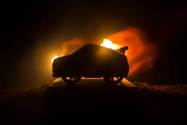 Carro Nas Sombras Com Luzes Brilhantes Pouca Luz Silhueta Carro — Fotografia de Stock