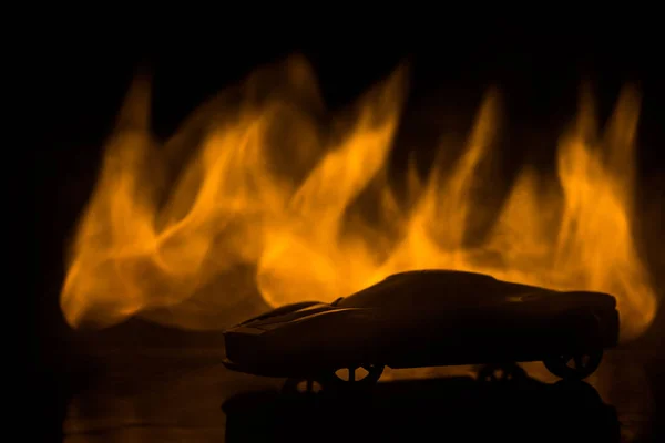 Carro Nas Sombras Com Luzes Brilhantes Pouca Luz Silhueta Carro — Fotografia de Stock