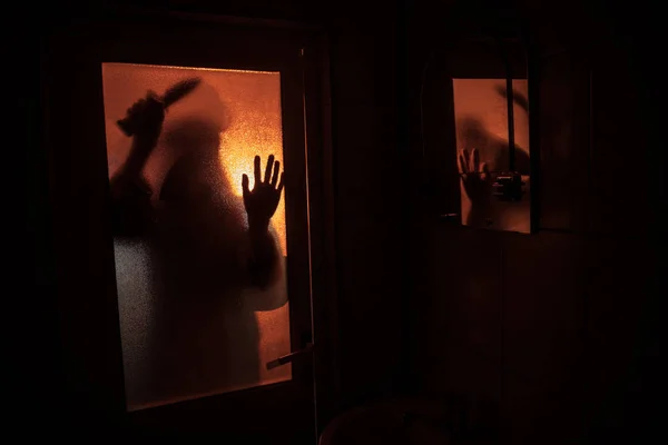 在窗口的妇女的恐怖剪影 可怕的万圣节概念模糊的巫婆在浴室剪影 — 图库照片