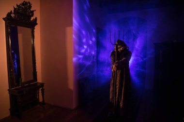 Korku silüeti ayna ile karanlık oda içinde hayalet. Korkunç Cadılar Bayramı kavramı. Siluet sis ve arka plan ışığı ile perili evin içinde cadı. Seçici odak