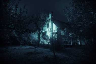 Binanın Orman geceleri ay veya vintage kır evi ile bulutlar ve yıldız ile gece dağ gece manzarası. Yaz gecesi. Uzun pozlama ile çekilen fotoğraf