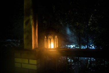 Retro tarzı fener gece. Güzel renkli bahçe balkon lamba yanar. Seçici odak