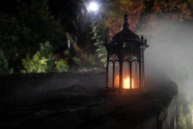 Retro tarzı fener gece. Güzel renkli bahçe balkon lamba yanar. Seçici odak