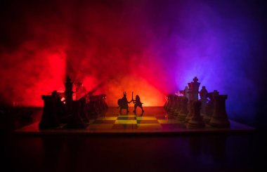 Süvari ve satranç tahtası üzerinde piyade ile ortaçağ savaş sahnesi. Satranç oyununu kavramı iş fikirleri ve rekabet ve strateji fikirler duman ve sis karanlık bir arka plan üzerinde satranç figürleri.